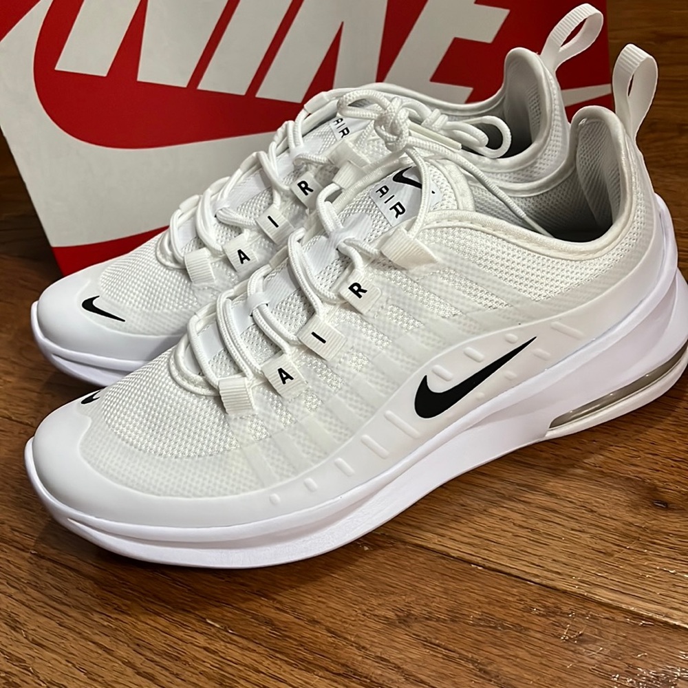 Womens nike air max axis size 8 NEW in box